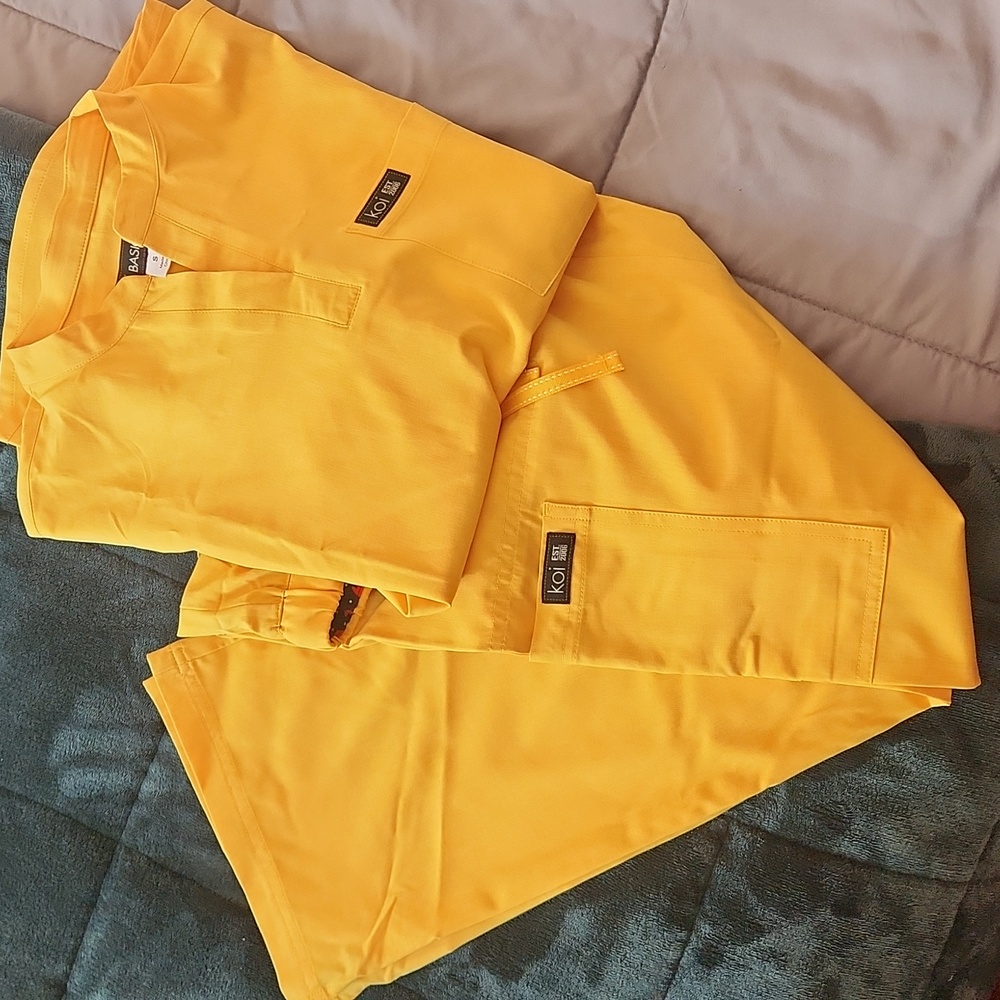 Koi yellow scrub set!
